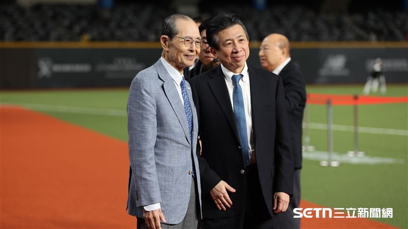 台日棒球國際交流賽，「世界全壘打王」王貞治和旅日台籍醫生郭宗明合影。（圖／記者劉彥池攝影）