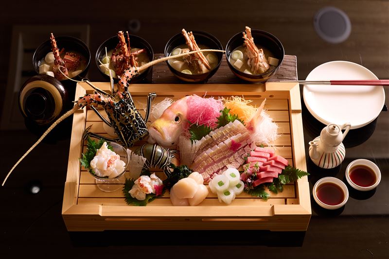 「和饗大皿盛－賞櫻之宴」可加價2,000元將刺身升級為伊勢龍蝦姿造。（圖／飯店旅宿業者提供）