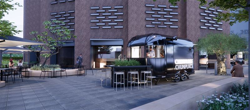 不同於典型夜生活場景，春大直戶外廣場接近傍晚便開始醞釀氛圍，展現非正式卻講究、自在卻有溫度的生活態度。（圖／春大直提供）