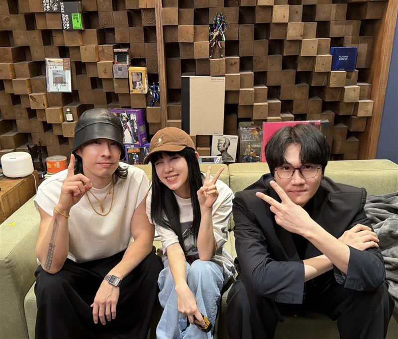 吳建豪（左起）與白安、小玉暢聊，師兄姐看了《這！就是街舞》都被他圈粉。（圖／相信音樂提供）