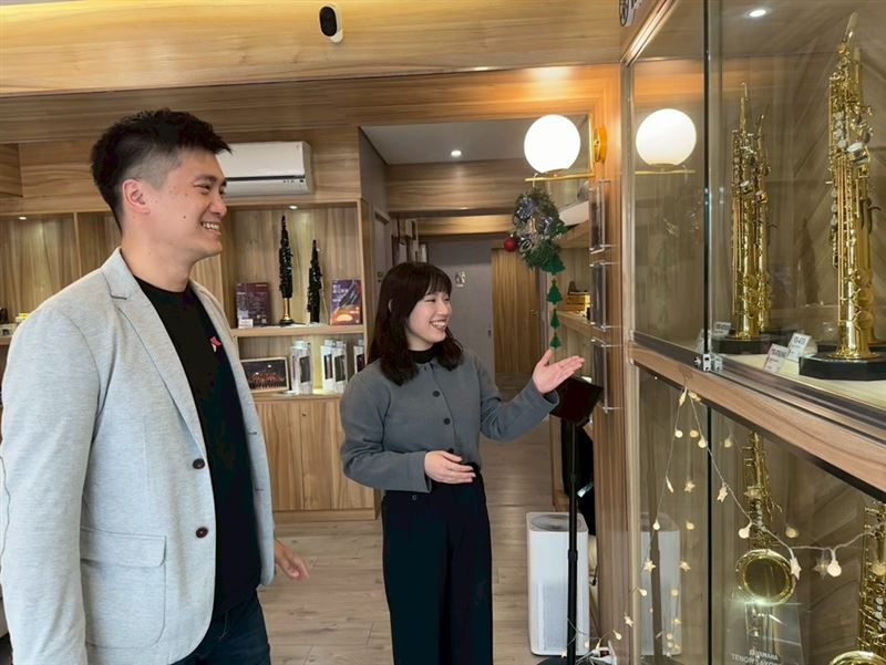 米特創辦人陳冠文（圖左）肯定侯穎妤多年來的不設限與承擔，從第一線歷練到擔任營運長，侯穎妤（圖右）現負責門市營運與成人教學系統導入Yamaha音樂教室。（圖／米特薩克斯風專門店提供）