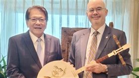 潘孟安同框AIT處長谷立言。(圖／翻攝自美國在台協會 AIT）

