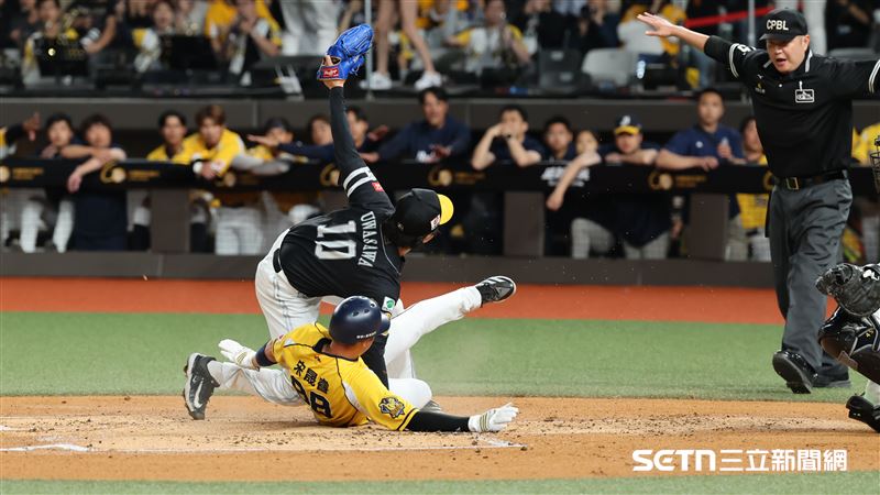 台日棒球國際交流賽,中信兄弟中外野手宋晟睿靠上澤直之暴投回本壘得分。(圖/記者劉彥池攝影)