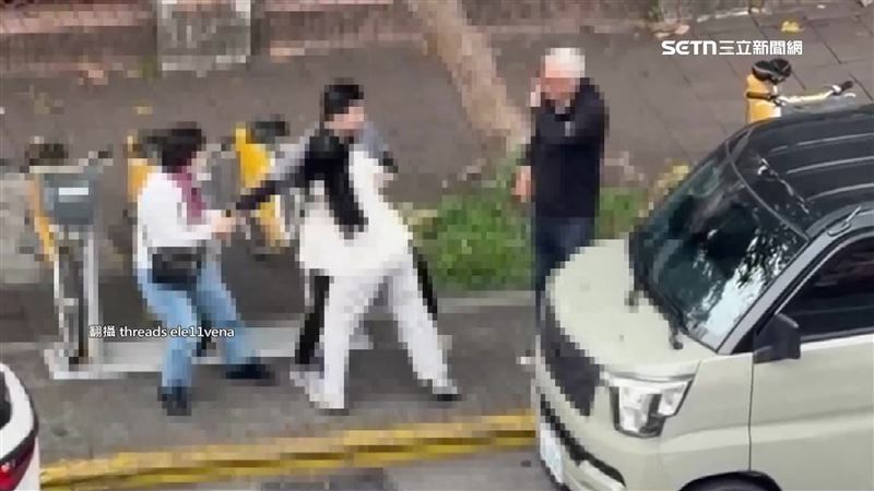 旁邊兩位女子，也拉不動氣頭上的黑褲男子。（圖／翻攝自Threads @ele11vena）