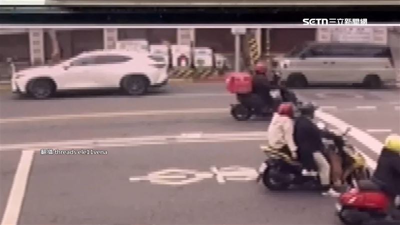 雙方都行駛在成功路上，疑似不滿對方跟太緊下車怒嗆。（圖／翻攝自Threads @ele11vena）