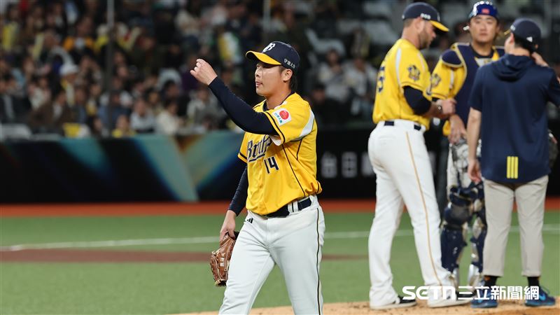 台日棒球國際交流賽，中信兄弟第3任投手魏碩成被換下場。（圖／記者劉彥池攝影）