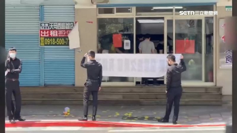 胡姓老闆就因積欠4個月租金，遭拉布條、撒冥紙