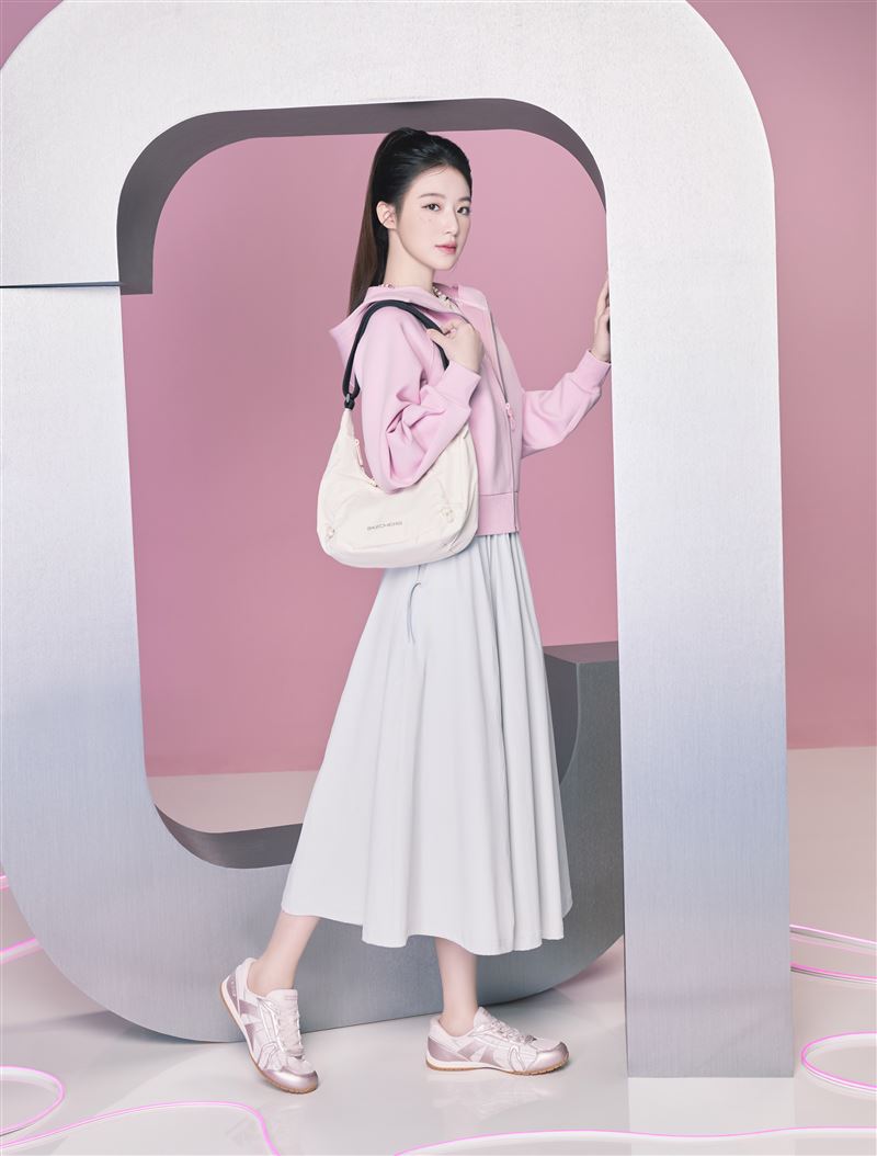 SKECHERS RETRO LITE能在日常穿搭中輕鬆駕馭，展現風格與舒適兼具的#舒式主場。（圖／品牌業者提供）