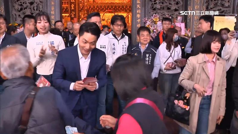 蔣萬安奉天宮發紅包,力拚議員的藍營小雞緊黏在後