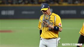 台日棒球國際交流賽，中信兄弟中外野手宋晟睿守備出現隱形失誤。（圖／記者劉彥池攝影）