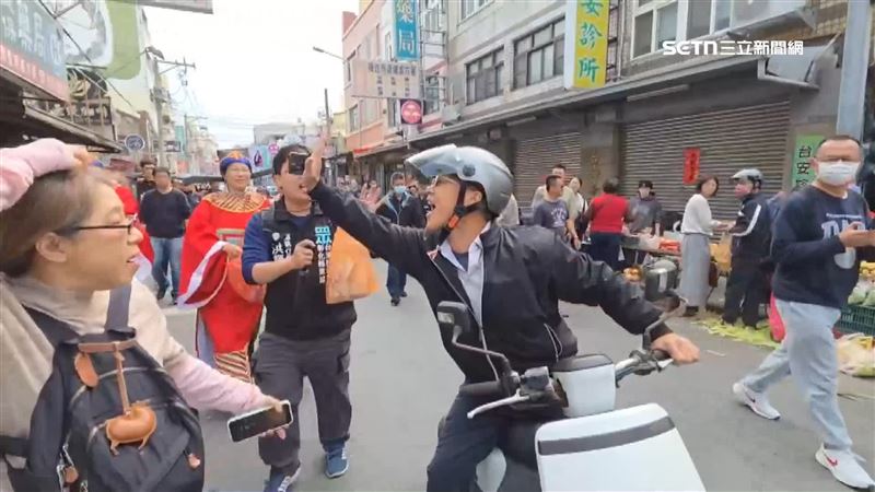 黃國昌在過年期間拜票,頻頻遇民眾嗆聲