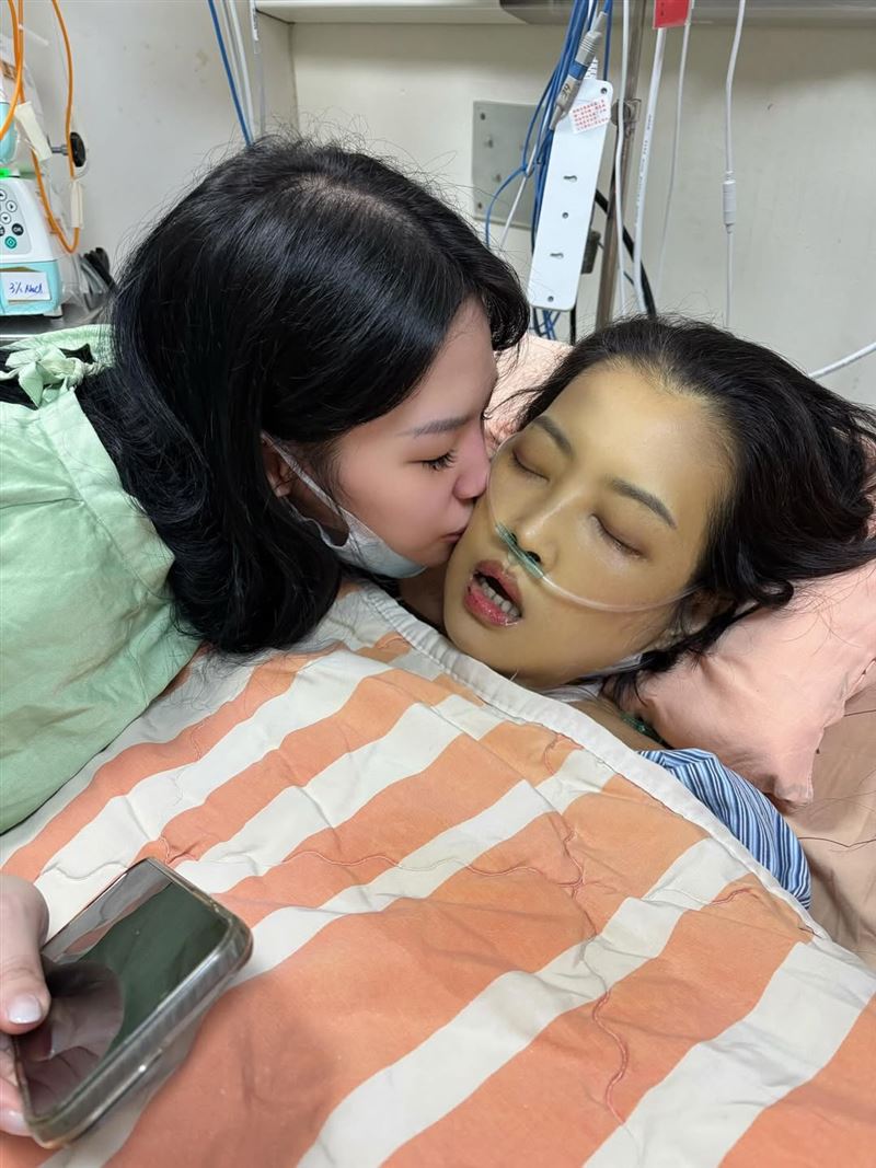梅嬿翎深情在母親臉上留下一吻。（圖／翻攝自梅嬿翎IG）