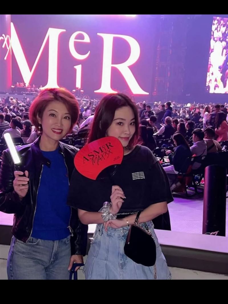 梅嬿翎（右）淚別母親吳中純（左）。（圖／翻攝自梅嬿翎IG）