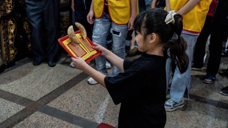 鎮南宮擲筊PK!36.8萬創業金直接抱走