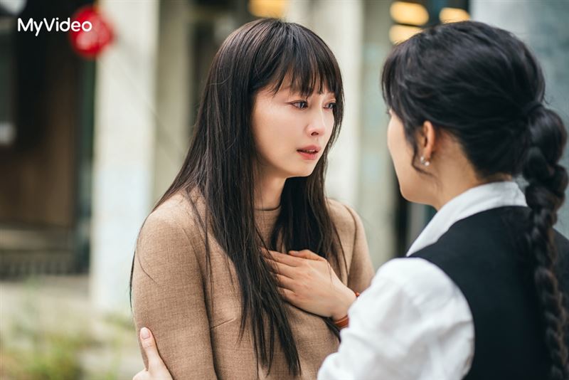 《榮耀:她們的法庭》揭露李奈映飾演的名人律師尹羅映過去傷疤。(圖/台灣大哥大MyVideo提供)