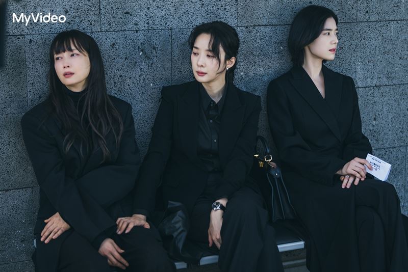 《榮耀:她們的法庭》李奈映(左起)、李清娥與鄭恩彩飾演大學同窗,並在同家律所工作。(圖/台灣大哥大MyVideo提供)