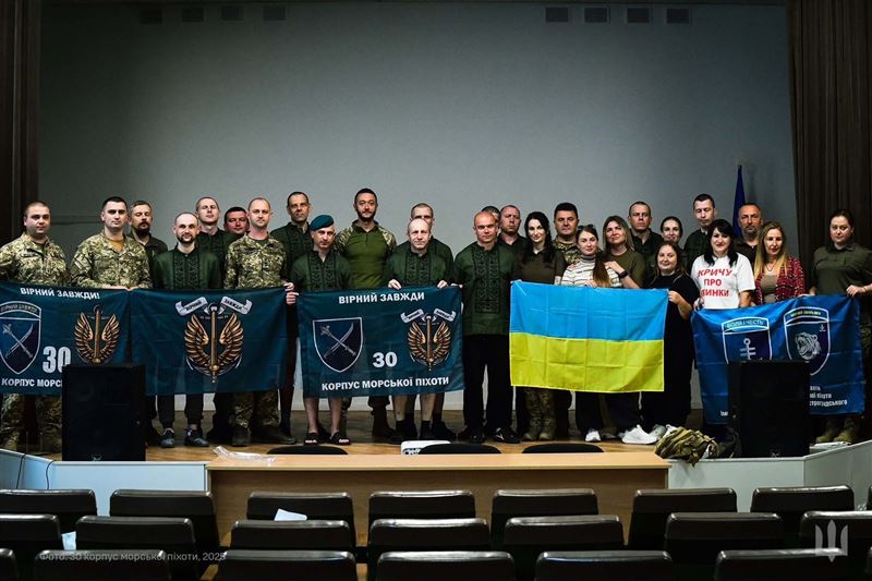 烏克蘭非政府組織「Heart in Action」創辦人Katrina Muzz（前排右六）在接受三立新聞網專訪時，吐露為了停戰「個人願意放棄部分領土」的真實心聲，但也直言俄羅斯的貪婪與歷史紀錄，讓烏克蘭人根本無法信任任何和平協議。（圖／Katrina Muzz提供）