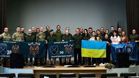 烏克蘭非政府組織「Heart in Action」創辦人Katrina Muzz（前排右六）在接受三立新聞網專訪時，吐露為了停戰「個人願意放棄部分領土」的真實心聲，但也直言俄羅斯的貪婪與歷史紀錄，讓烏克蘭人根本無法信任任何和平協議。（圖／Katrina Muzz提供） 