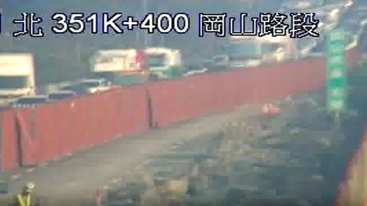 國道1號南向351公里處，高雄岡山路段，今天（26日）上午7時37分，發生3車追撞事故。（圖／翻攝自高公局官網）