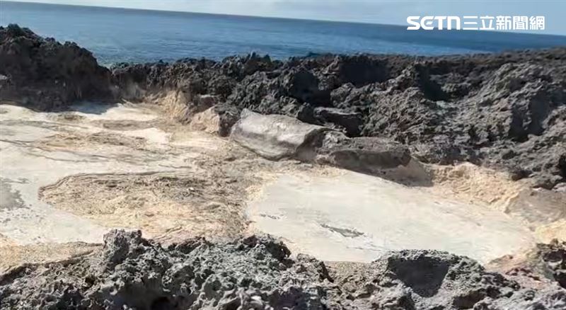 墾管處從尚未完全固化的水泥研判，是春節前才鋪設，認為是附近潛水業者貪圖方便帶客入海潛水所為。（圖／翻攝畫面）