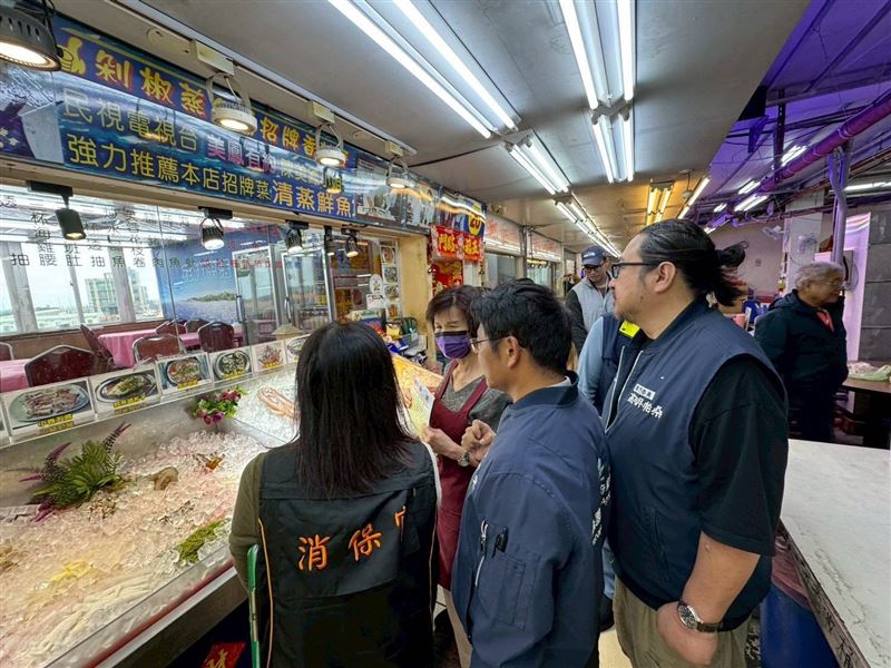 桃園農業局突襲稽查漁港餐廳（非遭爆料店家）。（圖／桃園市農業局提供）