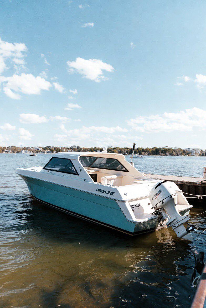 Ｘ平台網友披露了遭古巴部隊開火的美國登記船隻。（圖／翻攝自X平台 @Cop4x4tv）