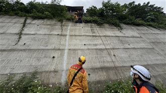 7旬婦「墜5米邊坡」無呼吸心跳…命危送醫