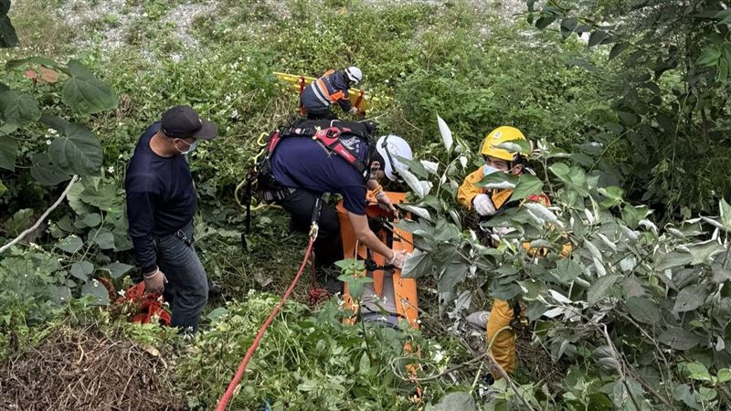 花蓮縣秀林鄉年約70歲林姓婦人昨天（25日）下午，不慎摔落5米深垂直邊坡。（圖／花蓮縣消防局特種搜救大隊提供）