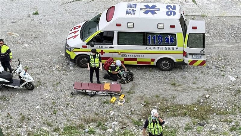 婦人被發現時已無呼吸心跳，頭部有明顯撕裂傷緊急送醫。（圖／花蓮縣消防局特種搜救大隊提供）