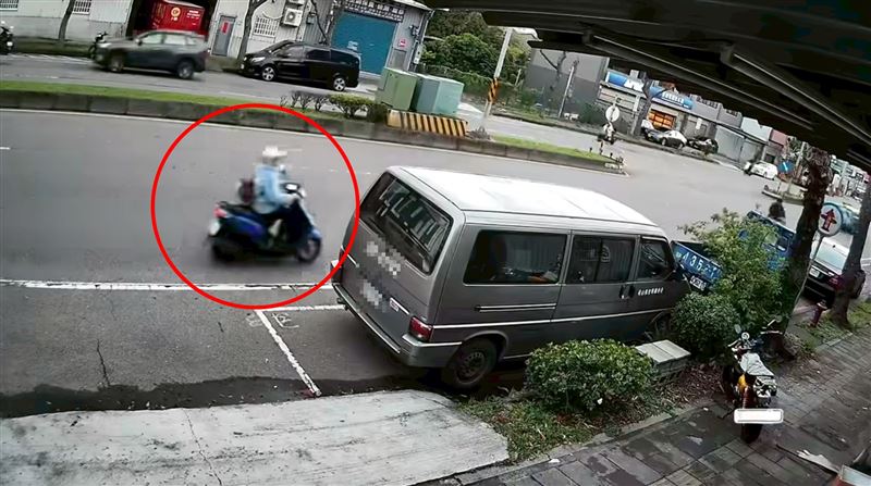 藍衣婦人行駛在外側車道。(圖/翻攝自爆料公社)