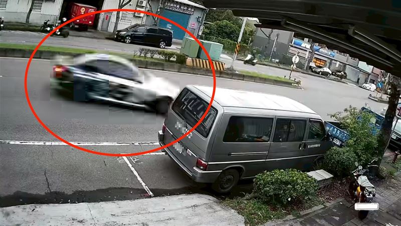 25歲宋男駕駛借來的BMW失速撞擊婦人。(圖/翻攝自爆料公社)