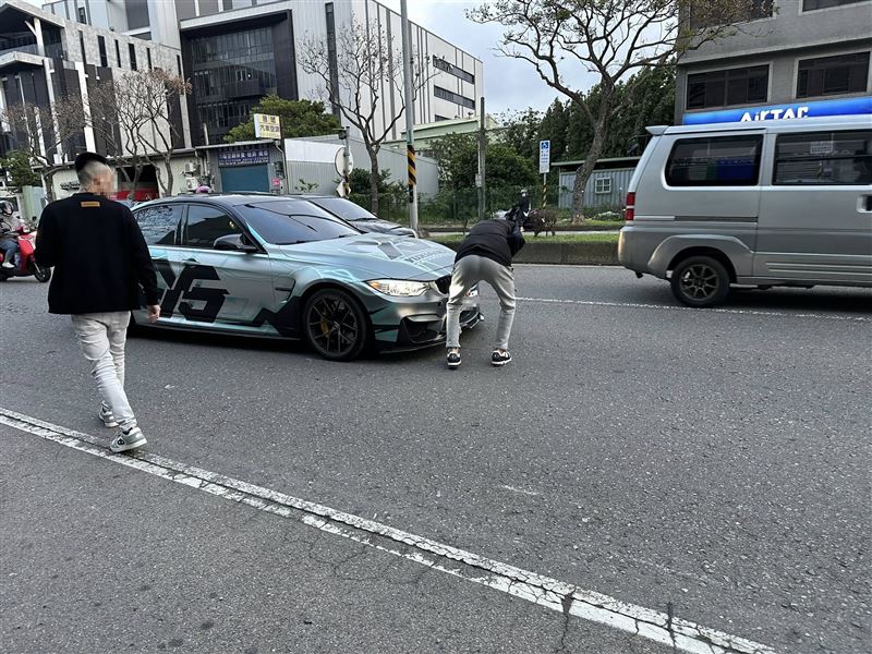 BMW肇事後,年輕人第一時間關心的僅是「車頭」。(圖/翻攝自爆料公社)