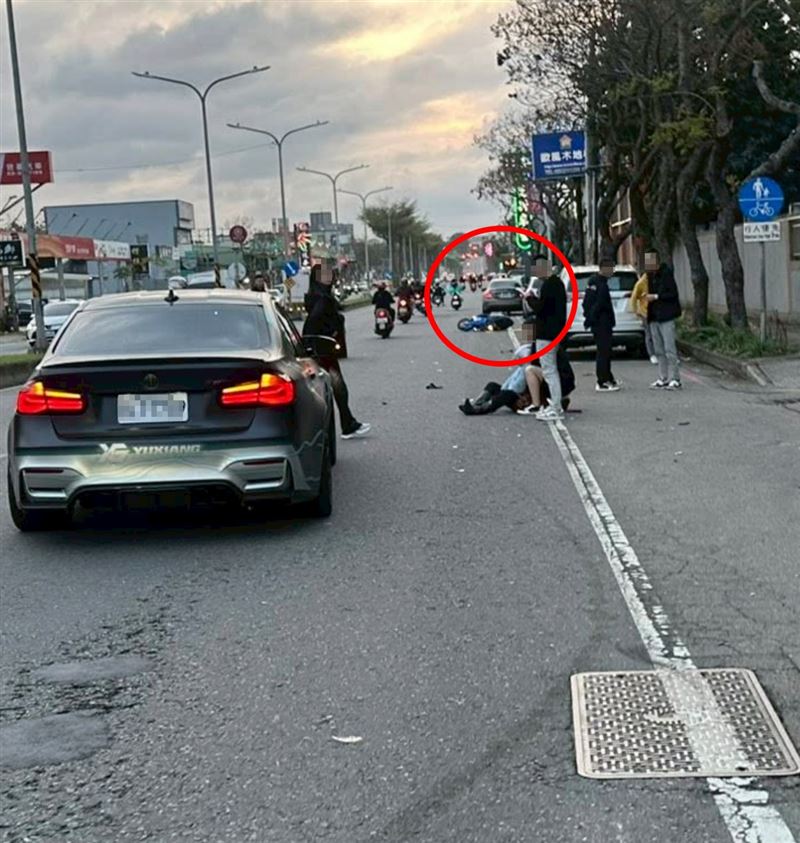 另一台賓士停靠在前方,網友質疑兩台車競速釀禍。(圖/翻攝自爆料公社)