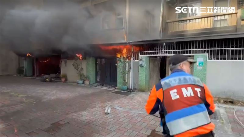 台南市東區林森路二段巷內一處民宅今天(26日)驚傳火警。(圖/翻攝畫面)