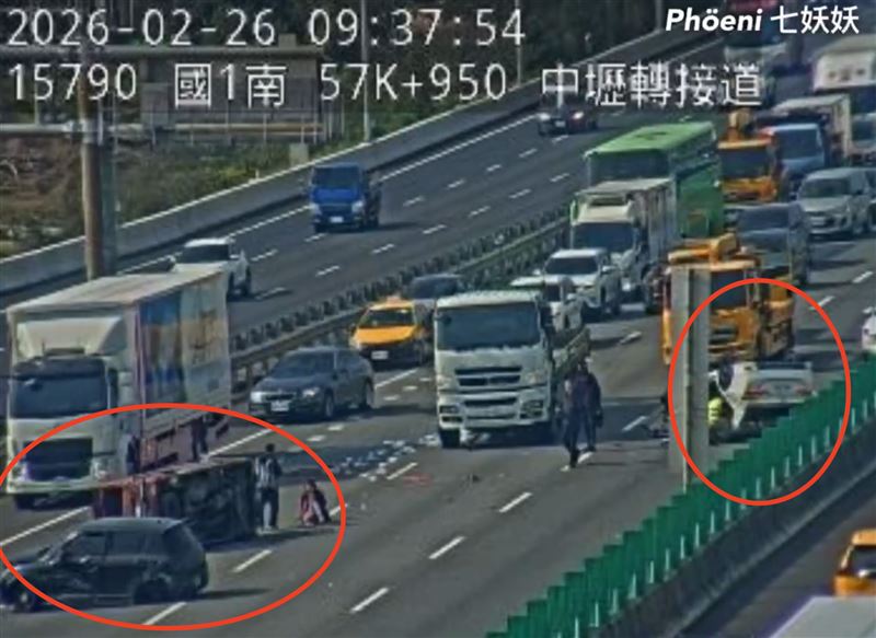 國道1號中壢路段發生三車擦撞翻覆意外。（圖／翻攝畫面）