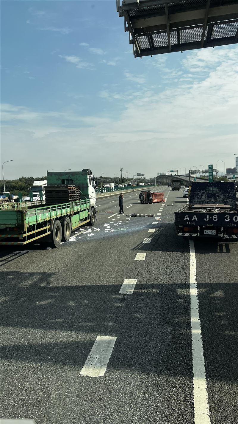 廂型車側翻。（圖／翻攝自《記者爆料網》）