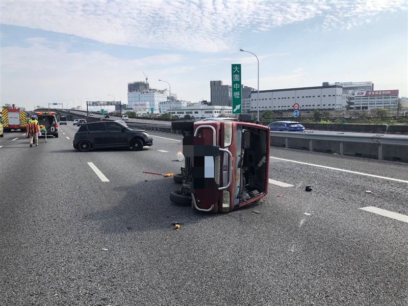 廂型車擋風玻璃碎裂，白車四輪朝天。（圖／翻攝畫面）