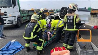 新／國1中壢段3車擦撞「2車翻覆」紫爆