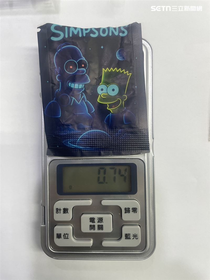 車內查獲二級毒品卡西酮咖啡包殘渣及含有毒品成分之飲料。（圖／翻攝畫面）