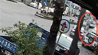 BMW高速飄移撞飛婦人…下車竟先看車損