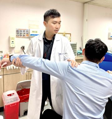 李智堯醫師為患者進行「被動關節活動測試」。(圖/北市聯醫提供)