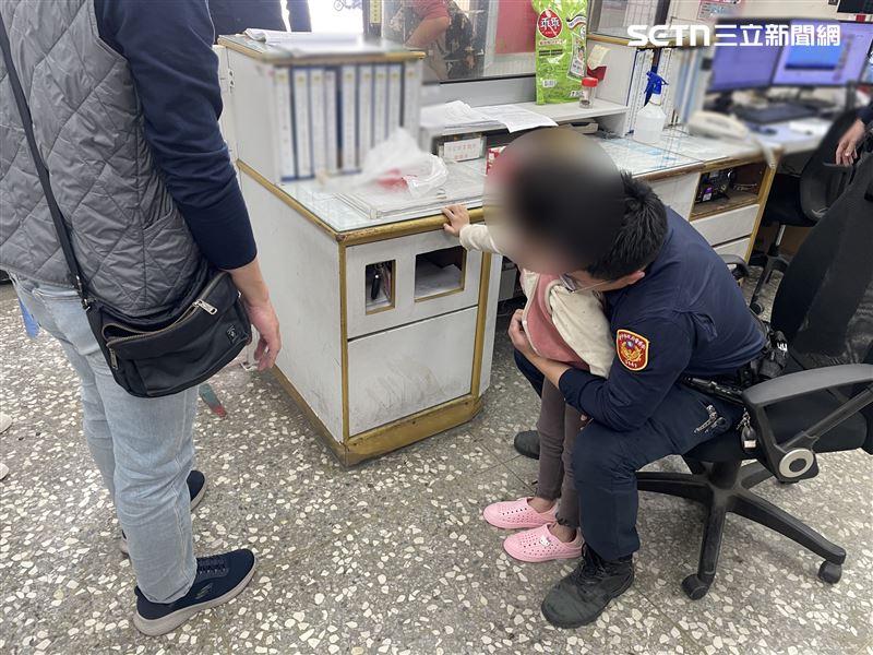 5歲施姓女童在吃糖果時不慎卡住喉嚨,導致呼吸受阻、臉色發白。(圖/翻攝畫面)