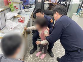 5歲童糖果卡喉　台中警施哈姆立克救回(圖/翻攝畫面)