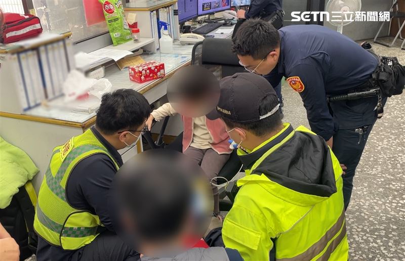 救護人員協助女童送往醫院，由專業醫師進一步處理。（圖／翻攝畫面）