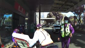 我老婆要生了！準爸爸搖窗求助巡邏車，警霸氣鳴笛開道狂飆(圖／翻攝畫面)