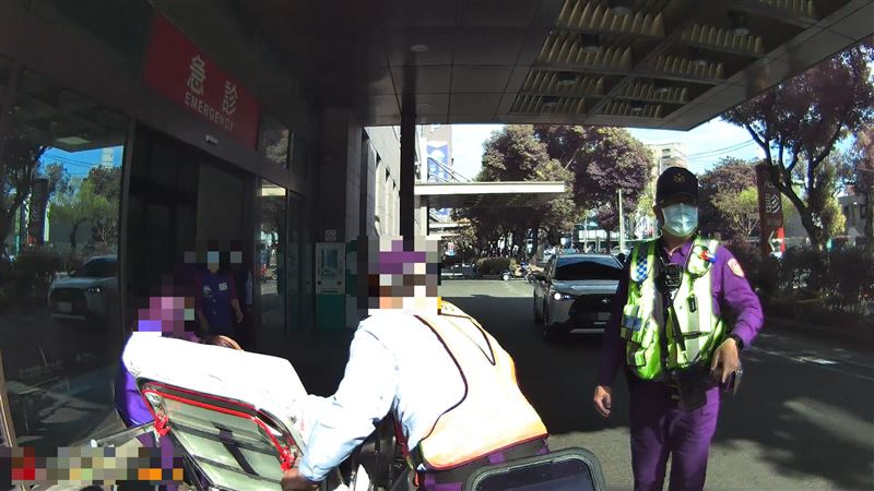 在警車護送之下，原本10分鐘的路程縮短到3分鐘，孕婦順利抵達醫院生產。(圖／翻攝畫面)