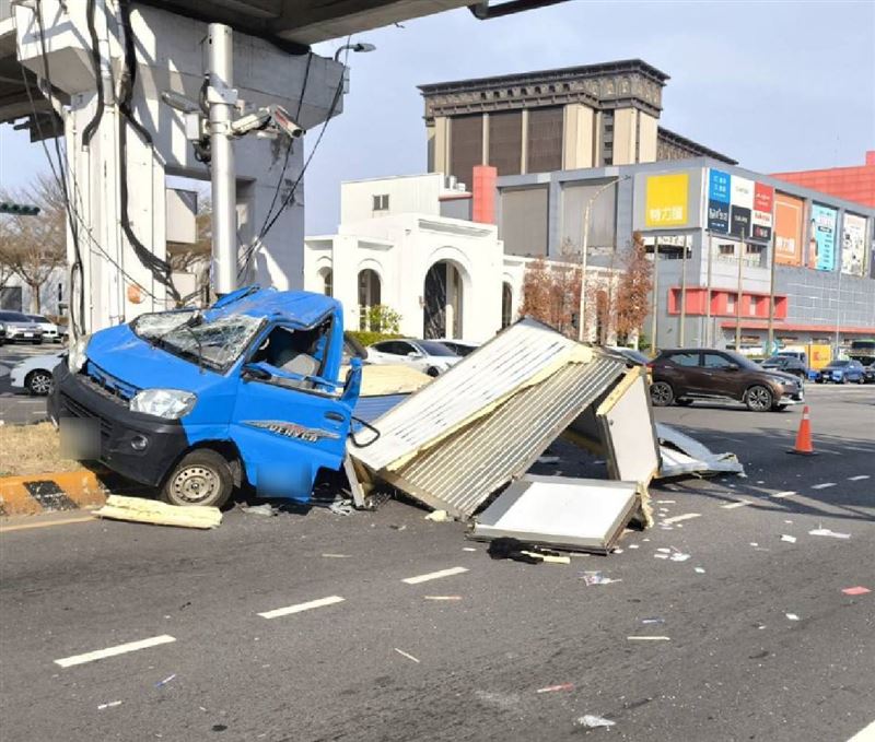 小貨車車體當場解體、車身四分五裂。（圖／翻攝畫面）