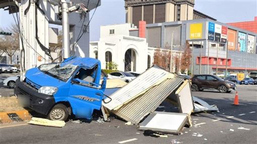 災難級撞擊畫面曝！小貨車自撞橋墩解體