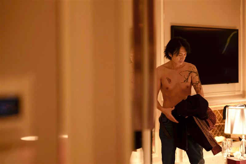 黃子華在電影中不僅有半裸演出，還挑戰親密戲。（圖／華映娛樂提供）