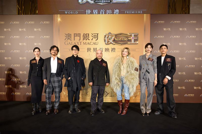 《夜王》演員群廖子妤（左起）、謝君豪、黃子華、吳煒倫、鄭秀文、王丹妮、盧鎮業。（圖／華映娛樂提供）